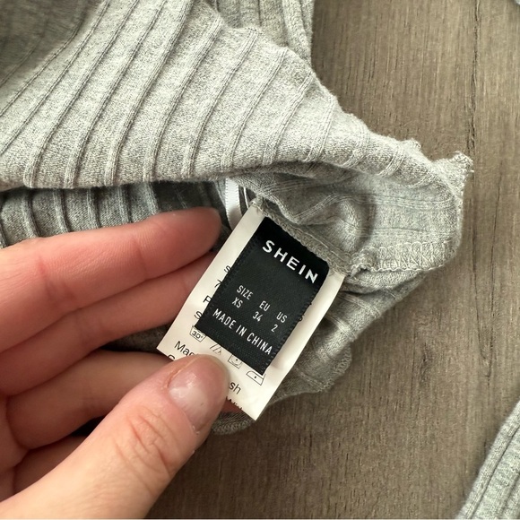 New SHEIN Grey Ribbed Button Lettuce Hem Crop Top - Picture 4 of 5